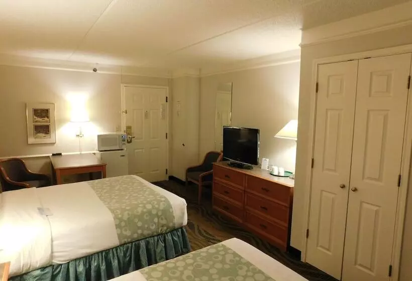 ２ダブルベッドのスタンダードルーム, Days Inn & Suites By Wyndham Arlington Heights