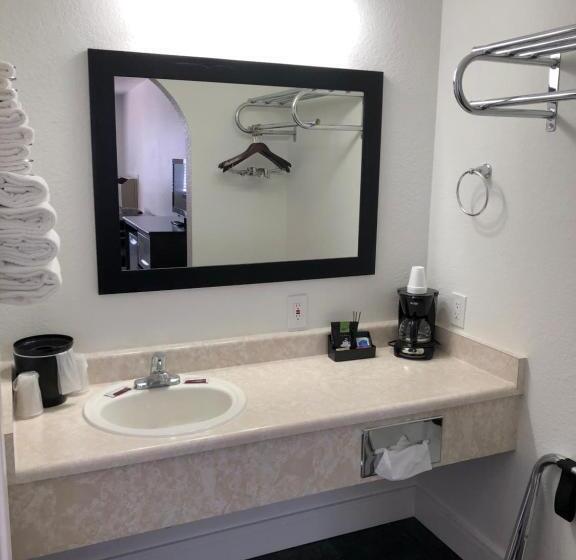 Номер Deluxe, El Rancho Motel