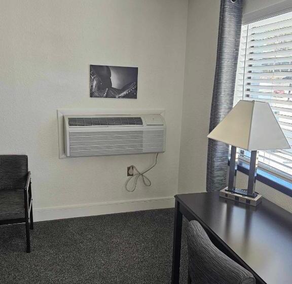 Номер Deluxe, El Rancho Motel