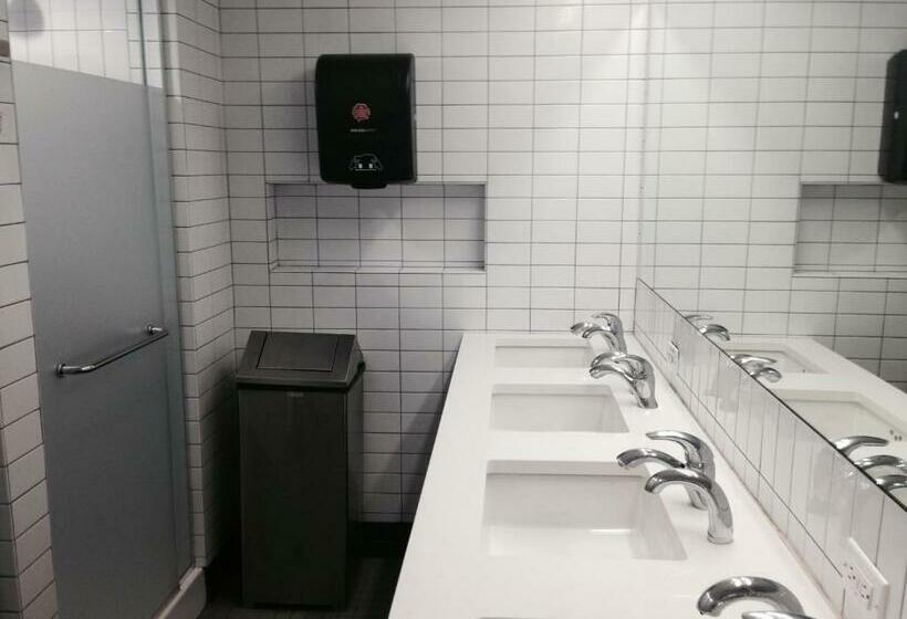 اتاق استاندارد با تختخواب دوطبقه و حمام مشترک, West Side Ymca