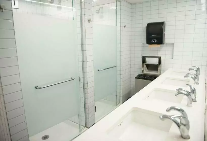 اتاق استاندارد با سرویس بهداشتی مشترک, West Side Ymca