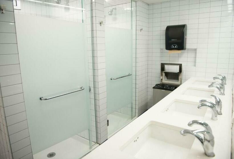 اتاق استاندارد چهار تخته, West Side Ymca