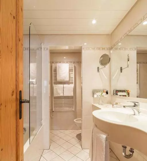 バルコニー付きスーペリアルーム, Europa Suites St Moritz