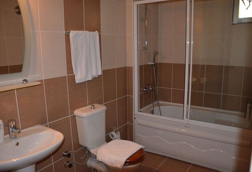 اتاق خانوادگی, Fehmi Bey