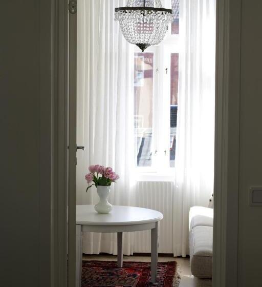 Juniorsviitti, L Conrad