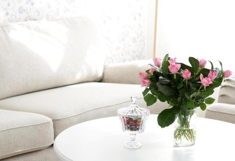 Juniorsviitti, L Conrad