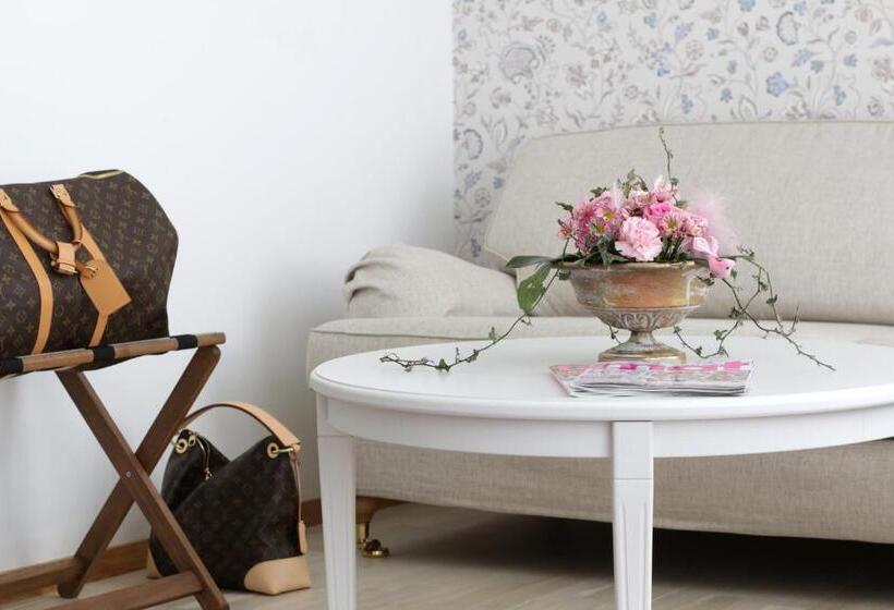 Juniorsviitti, L Conrad