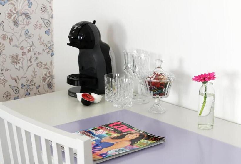 Juniorsviitti, L Conrad