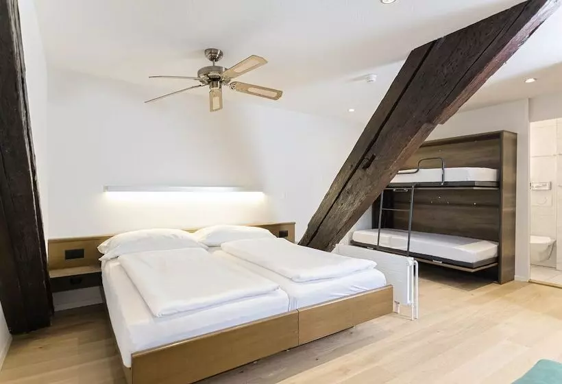 اتاق استاندارد چهار تخته, Roesli Guest House