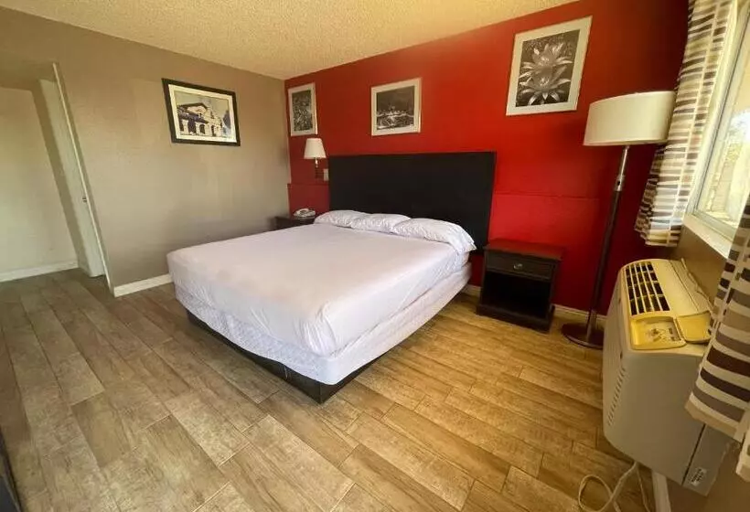 اتاق استاندارد با تخت بزرگ برای معلولان, Travelodge By Wyndham Imperial El Centro