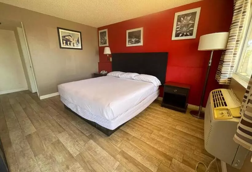 اتاق استاندارد با تخت بزرگ برای معلولان, Travelodge By Wyndham Imperial El Centro