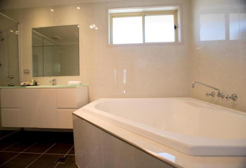 اتاق سوپریور با وان آب گرم, Best Western Plus All Settlers Motor Inn