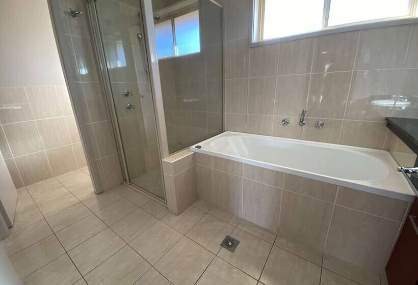 اتاق لوکس, Best Western Plus All Settlers Motor Inn