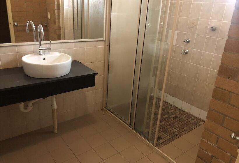 اتاق خانوادگی, Countryman Motor Inn Cowra