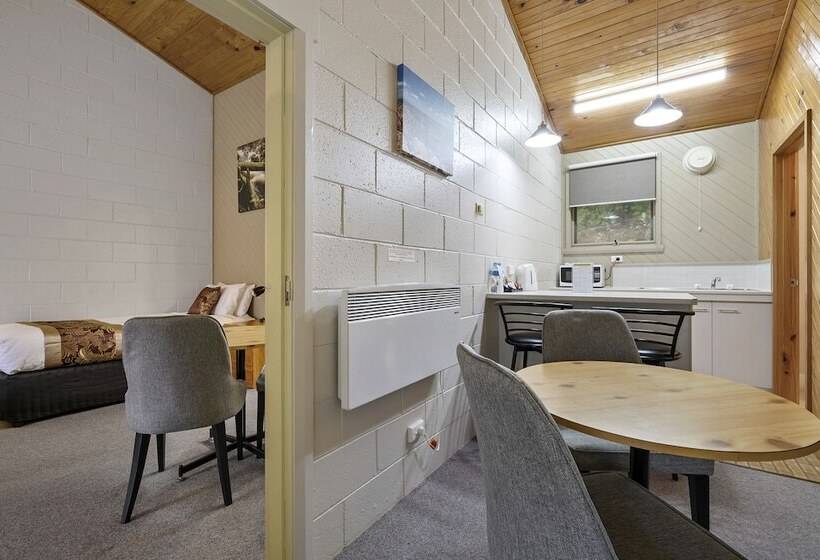 اتاق خانوادگی, Gold Rush Inn