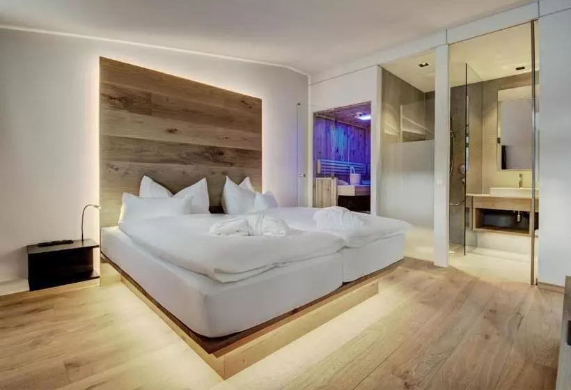 Suite with lake view, Seehotel Bellevue