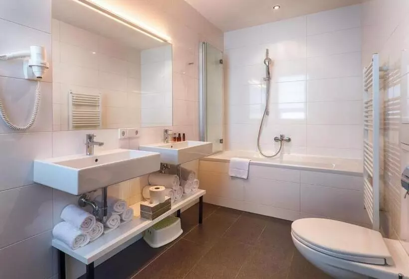 2 Bedrooms Apartment Lake View, Seehotel Bellevue