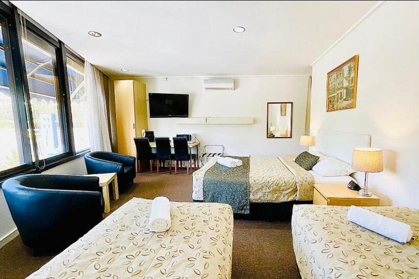 Семейный Номер, Connells Motel & Serviced Apartments