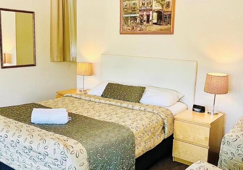 اتاق خانوادگی, Connells Motel & Serviced Apartments