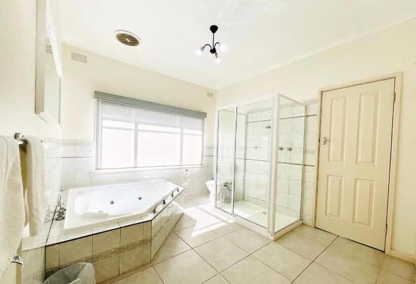 Апартаменты 2 Спальни, Connells Motel & Serviced Apartments