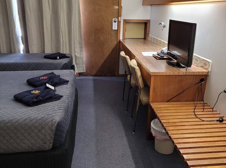 חדר משפחתי, Glynlea Motel