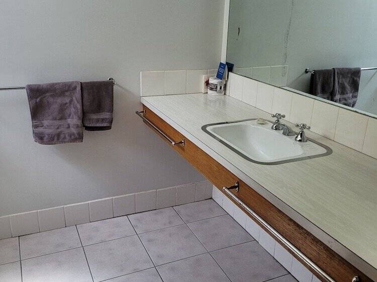 חדר משפחתי, Glynlea Motel