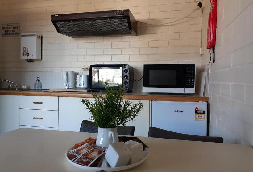 اتاق استاندارد, Crest Motor Inn