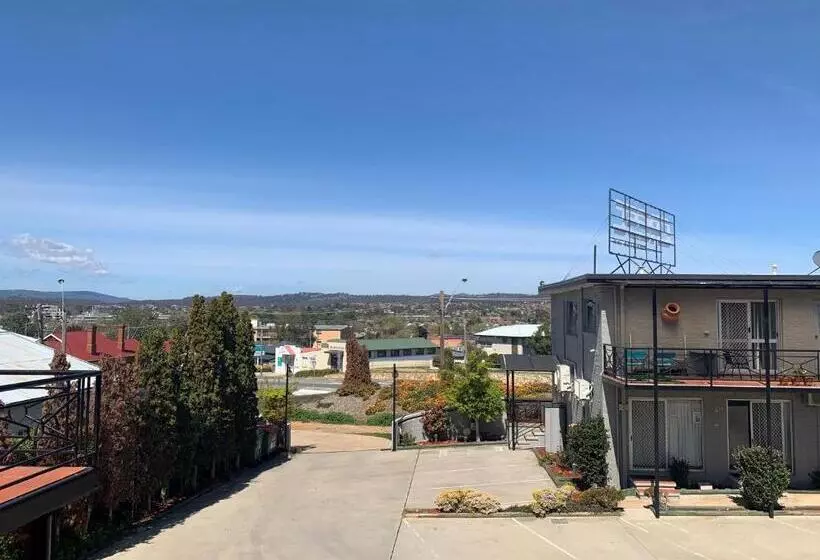 Perhehuone, Crest Motor Inn