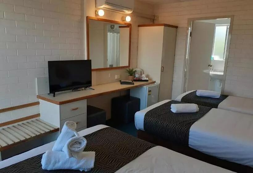 Perhehuone, Crest Motor Inn