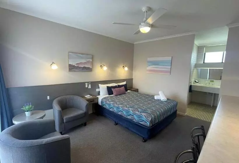 Camera Standard, Paddlewheel Motel
