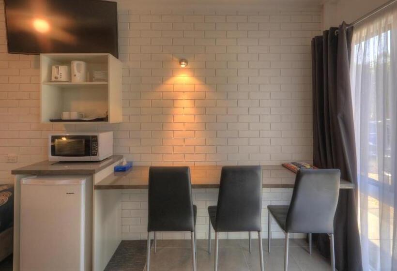 غرفة عائلية, Paruna Motel