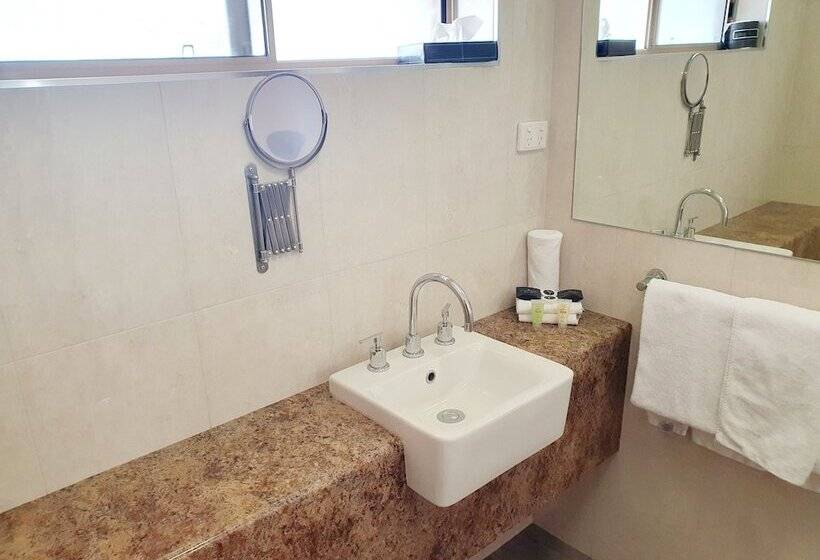 高级工作室, Addison Motor Inn