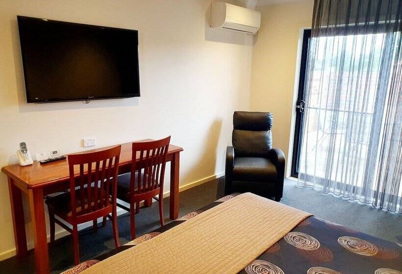 高级工作室, Addison Motor Inn