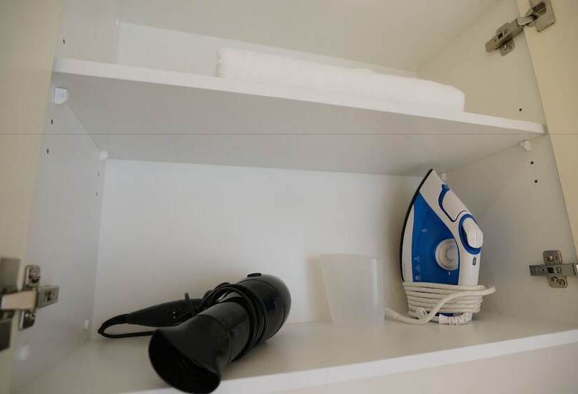 高级工作室, Addison Motor Inn