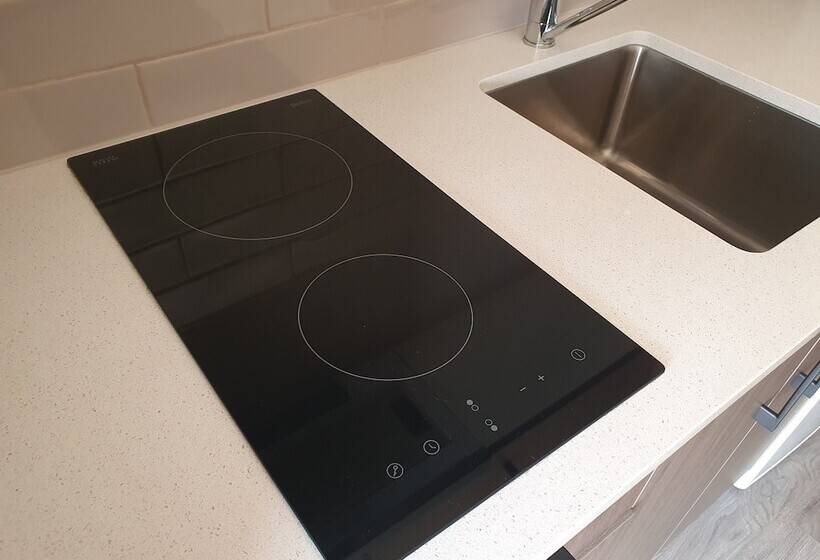 高级工作室, Addison Motor Inn