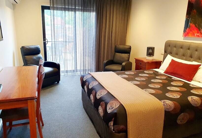 高级工作室, Addison Motor Inn