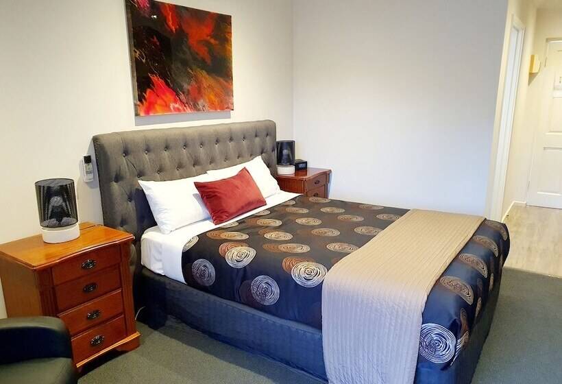 高级工作室, Addison Motor Inn