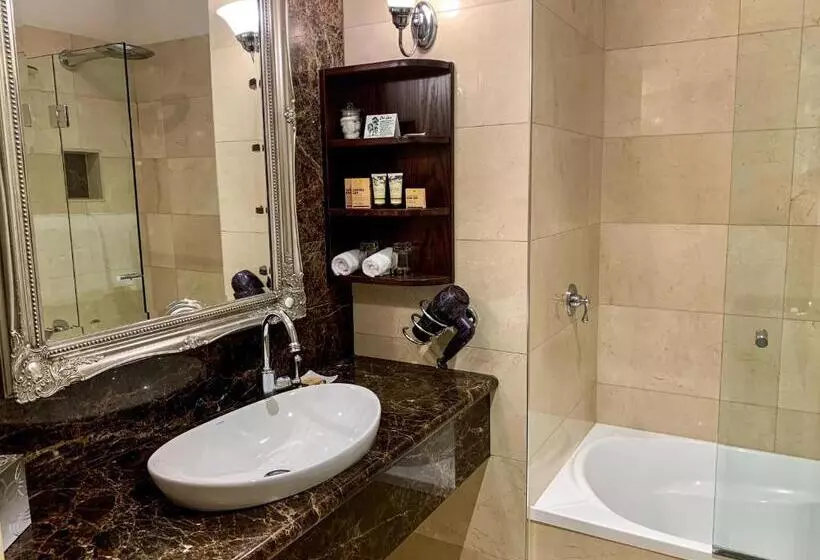 Suite 2 Dormitoris, Royal Albert