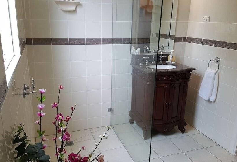 סוויטה, Victoria House Motor Inn