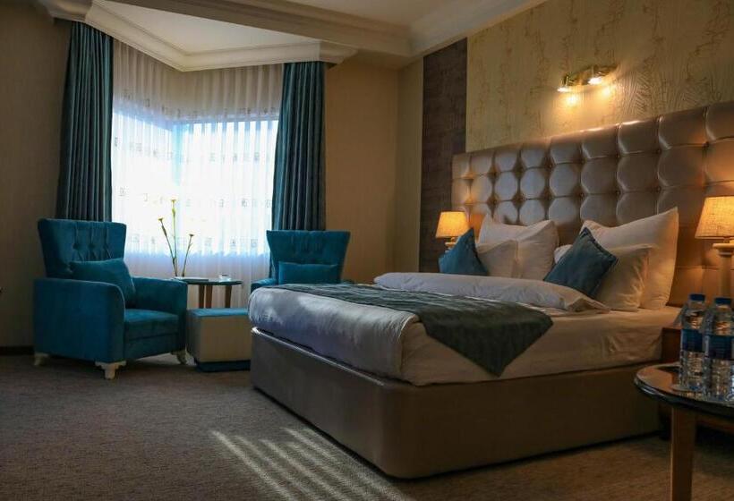 اتاق لوکس با بالکن, Grand Hotel Europe