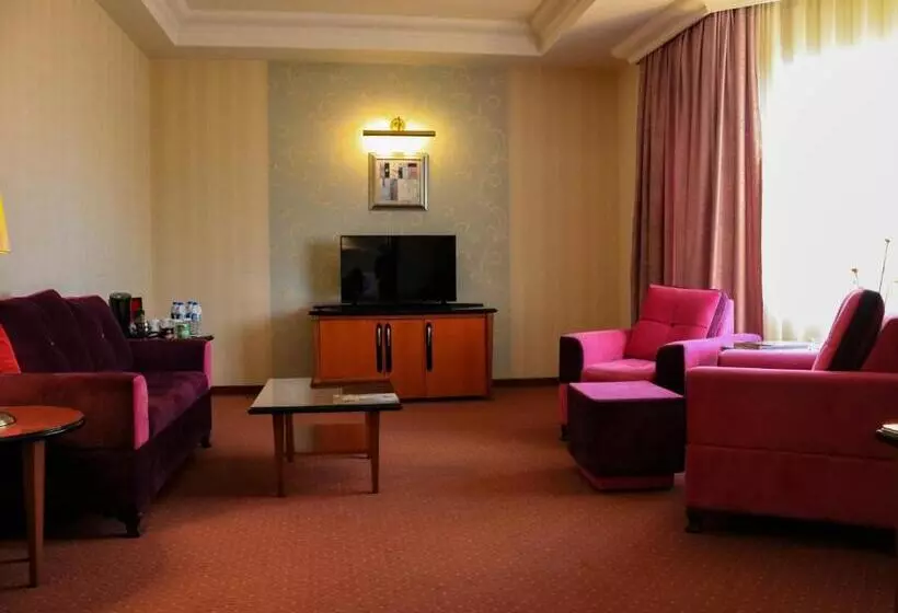 اتاق خانوادگی, Grand Hotel Europe