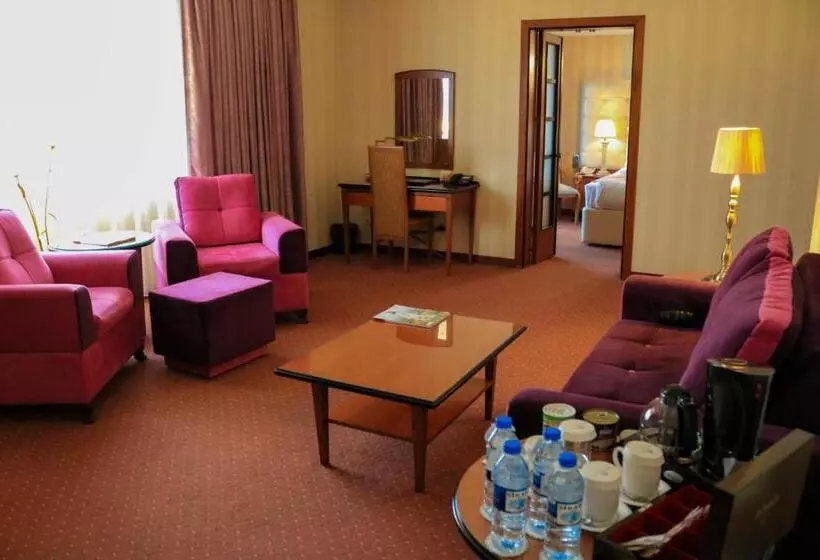اتاق خانوادگی, Grand Hotel Europe