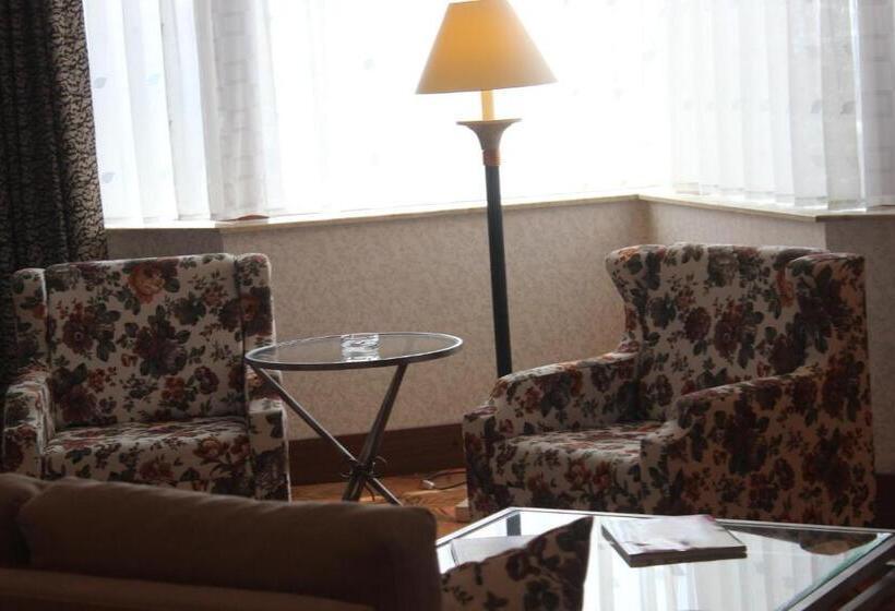 اتاق خانوادگی, Grand Hotel Europe