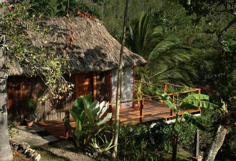 בקתה, Blancaneaux Lodge by Francis Ford Coppola