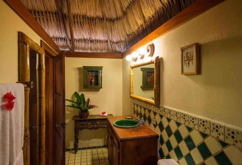 בקתה, Blancaneaux Lodge by Francis Ford Coppola