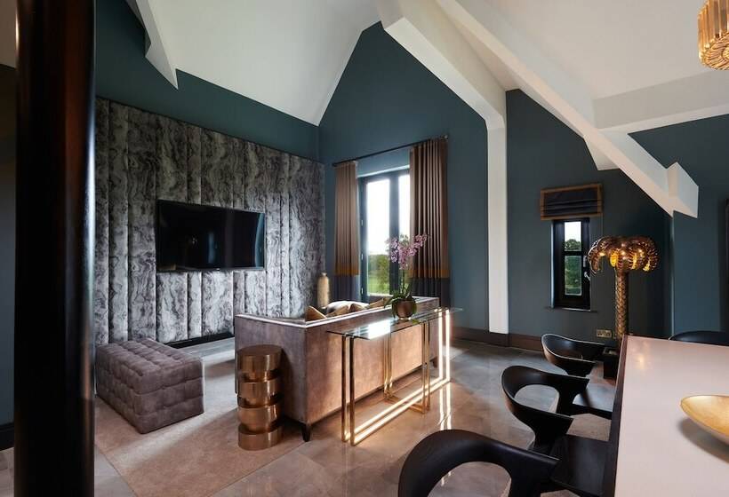 جناح إدارى, Aldwark Manor Estate