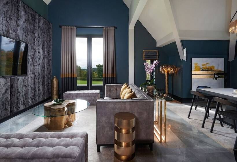 جناح إدارى, Aldwark Manor Estate