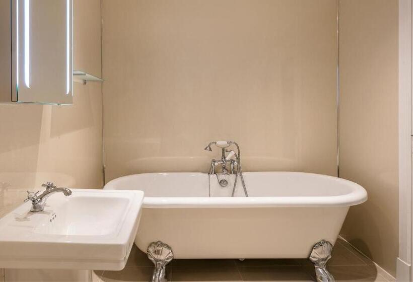 غرفة عائلية, Ednam House