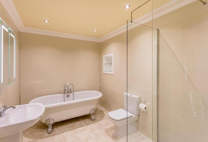 غرفة قياسية مطلّة علي النهر, Ednam House