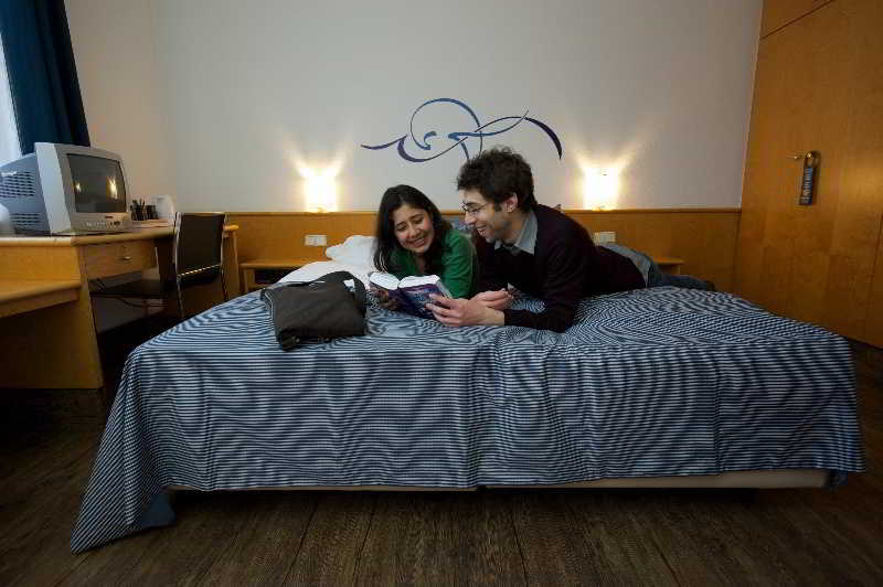 家庭间, Forest Lodge